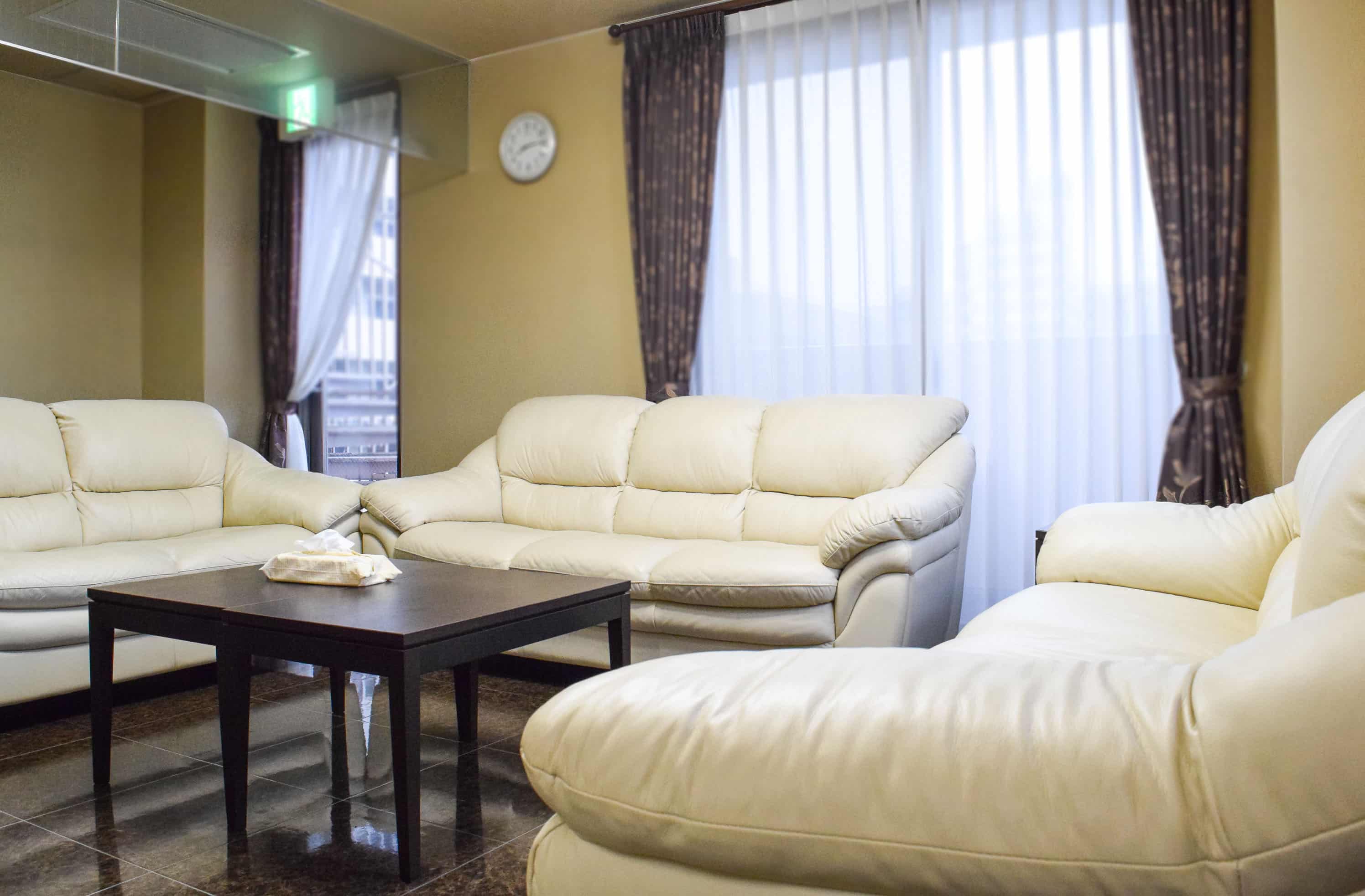 ソファでゆったりと「住と食と医療と介護サービス」住宅型有料老人ホームシュポール
